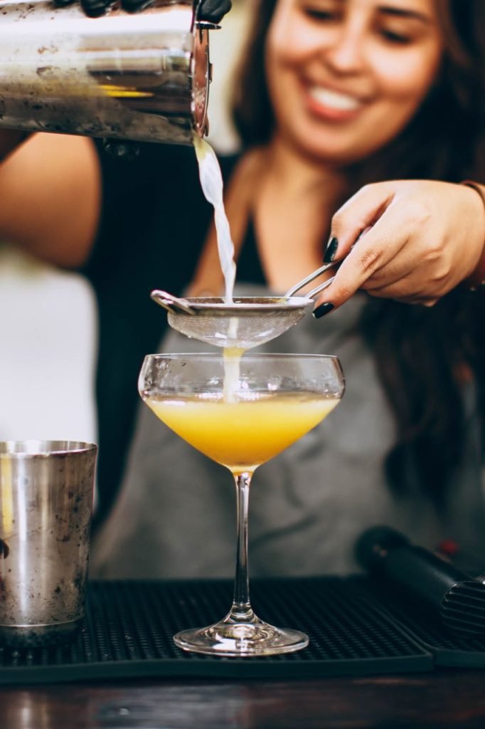 Female-Bartender-In-Delhi.