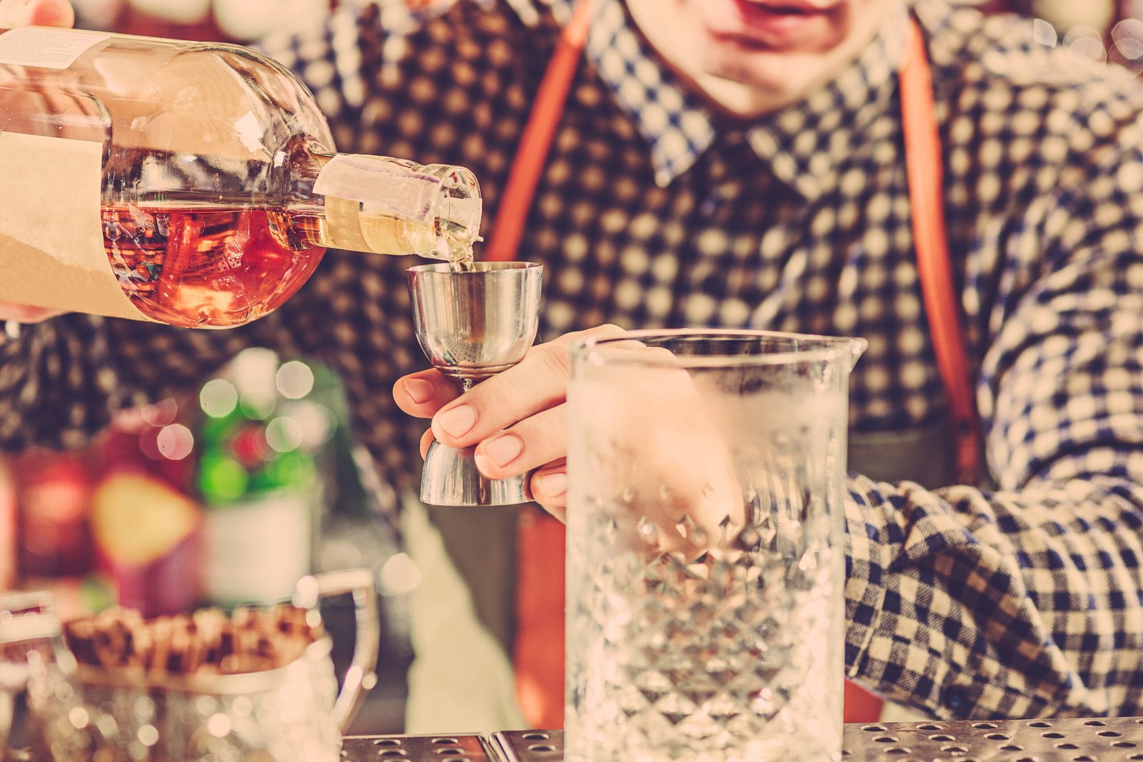 Mixologist-vs-Bartender
